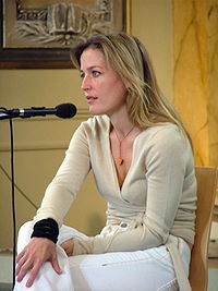 Gillian-Anderson-Buskaid-London-2004.jpg