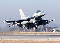 Un F-16CJ (Bloque 50) de la 20ª Ala de Cazas de la USAF armado con misiles aire-aire y misiles antirradiación.
