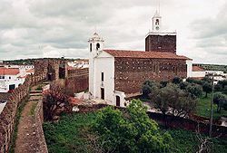 Castelo e igreja matriz do Alandroal (Portugal).jpg