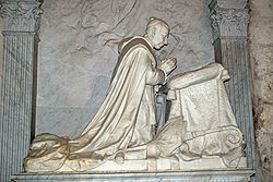 Sepulcro de Marcelo Spínola por Joaquín Bilbao en la catedral de Sevilla.