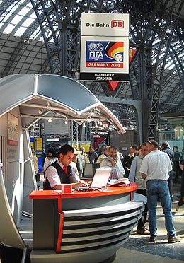 Local de información sobre el torneo en la estación de trenes de Fráncfort, junto al logo del torneo.