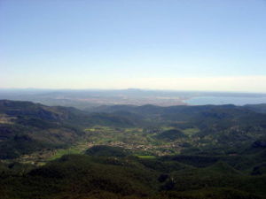 Puigpunyent vista desde El Galatzó. Al fondo Palma de Mallorca