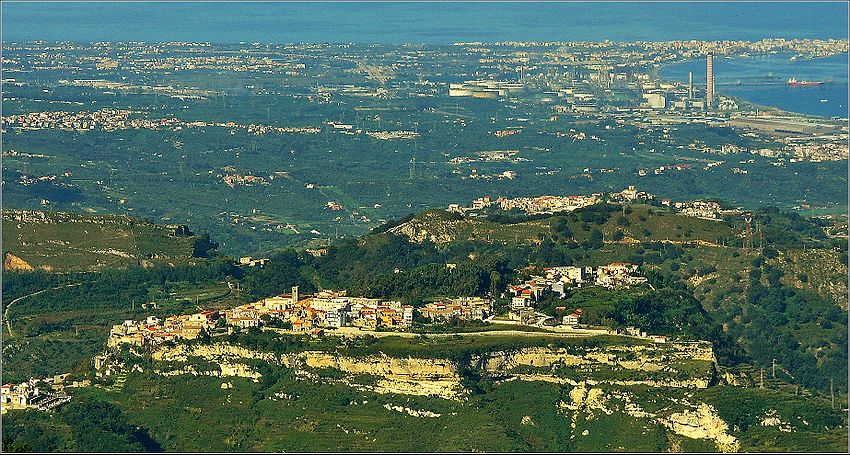 Rometta Dinnammare vista desde  otros municipios y el puerto de Milazzo