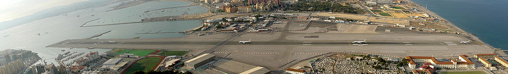 Imagen compuesta: Un avión de Monarch Airlines despegando del aeropuerto de Gibraltar (GIB/LXGB)