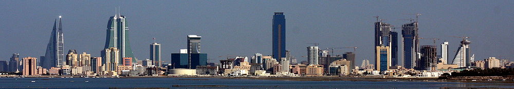Vista panoramica del barrio económico o CBD de Manama. De izquierda a derecha:1. Las Torres gemelas del Bahréin WTC.2. Las Torres gemelas del Bahréin Financial Harbor (BFH).3. La torre del NBB (al lado del BFH).4. La Torre Almoayyed (la más alta, en el centro de la imagen).5. El proyecto residencial Abraj Al Lulu formado por tres torres (en el extremo derecho de la foto).
