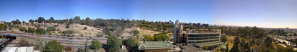 Vista panorámica desde el Hospital San Roque hacia el sur, oeste y norte de la ciudad. La gran arboleda es el Parque Sarmiento, y los edificios de fondo corresponden a barrio Nueva Córdoba.