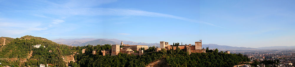 Vista panorámica de La Alhambra con la Sierra Nevada al fondo.