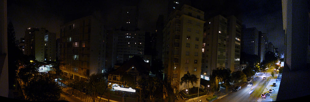   Vista nocturna de la Avenida Angélica e intersección con el 7º Batallón de Policía Militar Metropolitana (en antigua residencia estilo germánico, entre la Rua Alagoas y la Rua Sergipe) en la Zona Central de São Paulo.