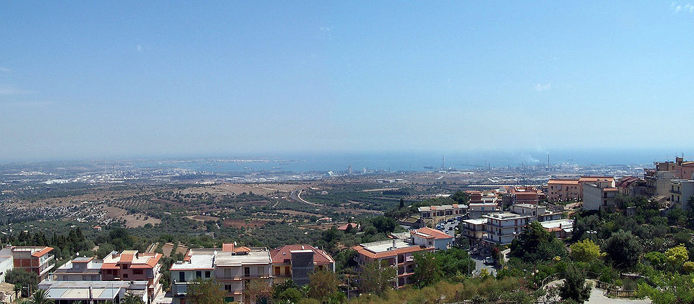 Vista de la petroquímica Syracuse desde Melilla
