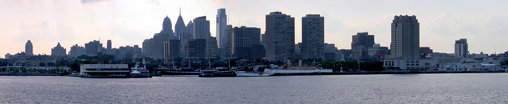 Vista panoramica del skyline de Philadelphia desde el otro lado del río Delaware en Camden, New Jersey.