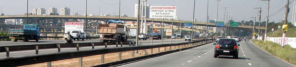 Señales informando el inicio de la Zona de Restricción Vehicular, en la entrada a la Marginal do Rio Pinheiros (a la derecha) y la Marginal do Rio Tietê (a la izquierda), São Paulo, Brasil.