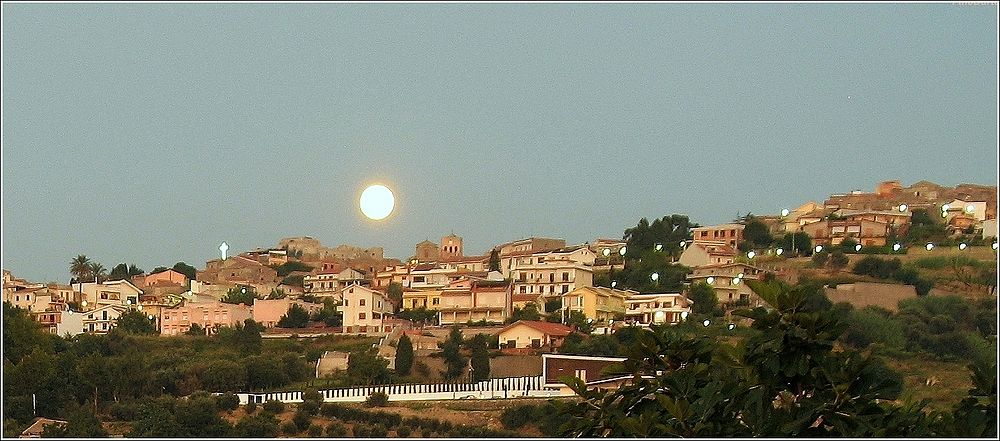 Primer y segundo plano Valdina Castillo Venetico, bajo la luna