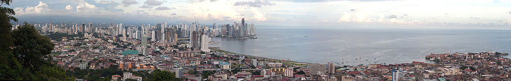 Panorama de Panamá desde la cima del cerro Ancón (en noviembre de 2009).