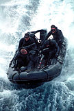 Un grupo de SEALs en una lanza semirrígida.