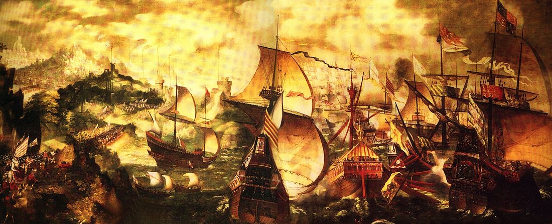 La "Invencible" navegando frente a Cornualles. Hay al menos dos banderas españolas izadas en dos barcos de la Armada, una en el centro del cuadro.[25]  (No se han confundir con la de Isabel I observando desde tierra).