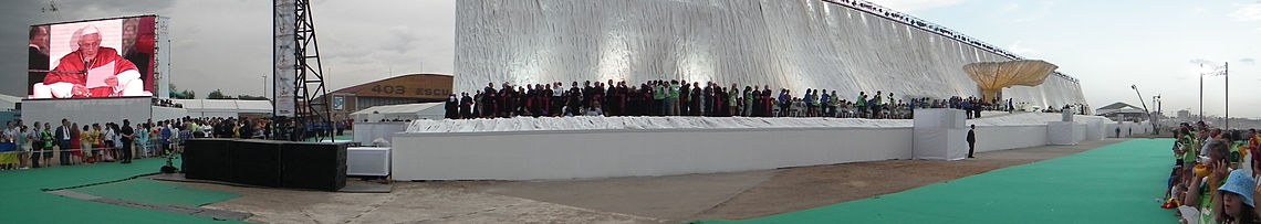 Imagen panorámica del escenario antes de la llegada de Benedicto XVI a Cuatro Vientos. En la pantalla de la izquierda se puede ver al papa minutos antes en una visita a un centro para discapacitados.