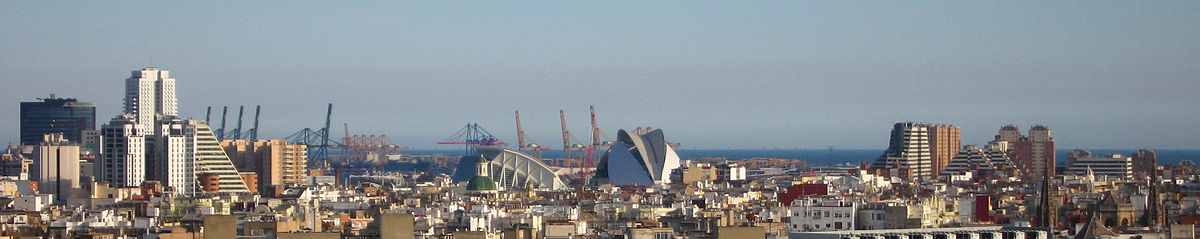 Panorama urbano de Valencia. En la izquierda de la imagen aparecen la Torre de Francia y el CC. Aqua, en el centro la ciudad de las Artes y las Ciencias, y al fondo el Puerto de Valencia.