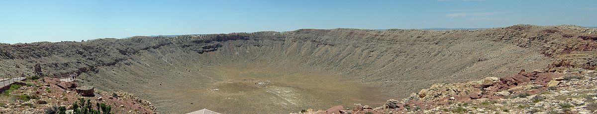 Vista panorámica del cráter desde el borde superior, Centro de Turismo del Cráter del Meteorito Barringer, Flagstaff, Arizona.