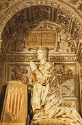 Sepulcro de la reina Leonor de Aragón, esposa de Juan I, rey de Castilla y León, y madre de Enrique III de Castilla y León, y de Fernando I el de Antequera, rey de Aragón. Catedral de Toledo.jpg