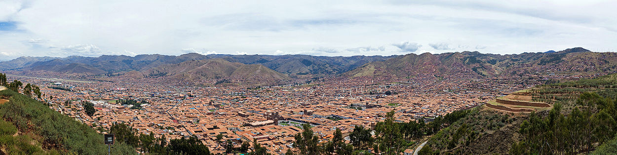 Una vista panorámica desde la parte sur de la ciudad del Cuzco, Perú. Esta fotografía fue tomada cerca de Cristo Blanco. Se puede apreciar en el extremo derecho la fortaleza de Sacsayhuamán, y casi al centro de la toma, a la Plaza de Armas. Cuzco fue la capital imperial de los incas.