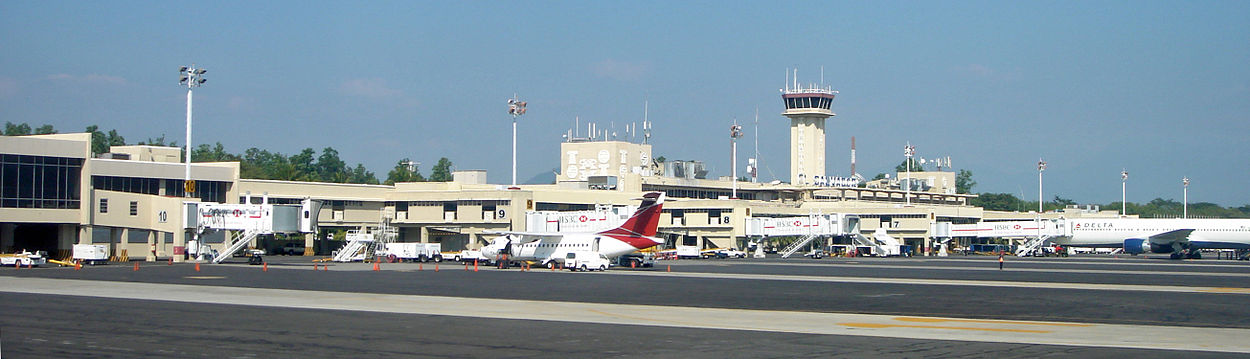 Vista panorámica del edificio de la terminal, los puentes de chorro, y la torre de control