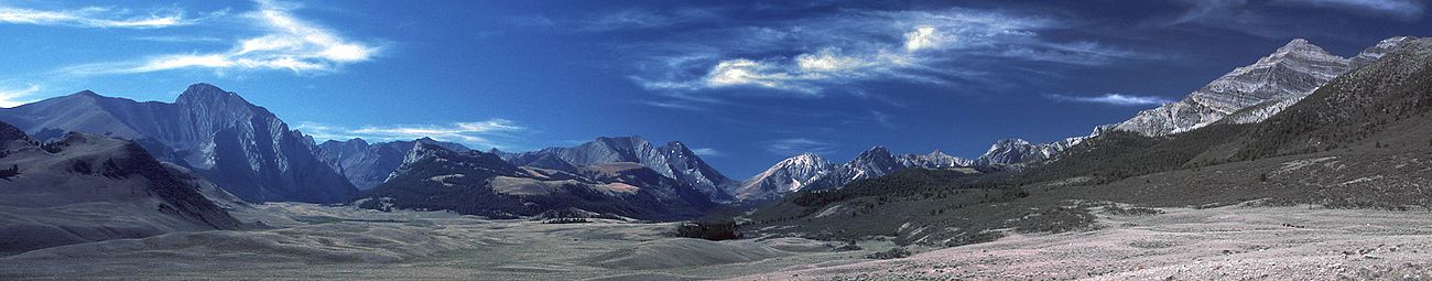 Panorama del valle Alto Pashimeroi, incluyendo el pico Leatherman Peak (centro)