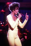 Whitney Houston presenta influencias en canciones como «Marry the Night» y «Fashion of His Love».