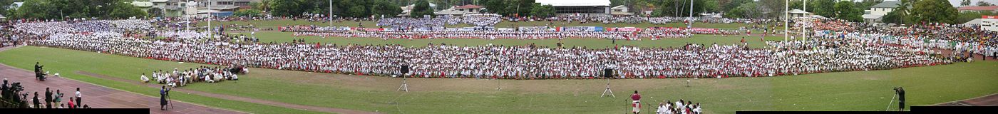 Nueve mil estudiantes realizando la danza ma'ulu'ulu durante la coronación del rey George Tupou V, en 2008.