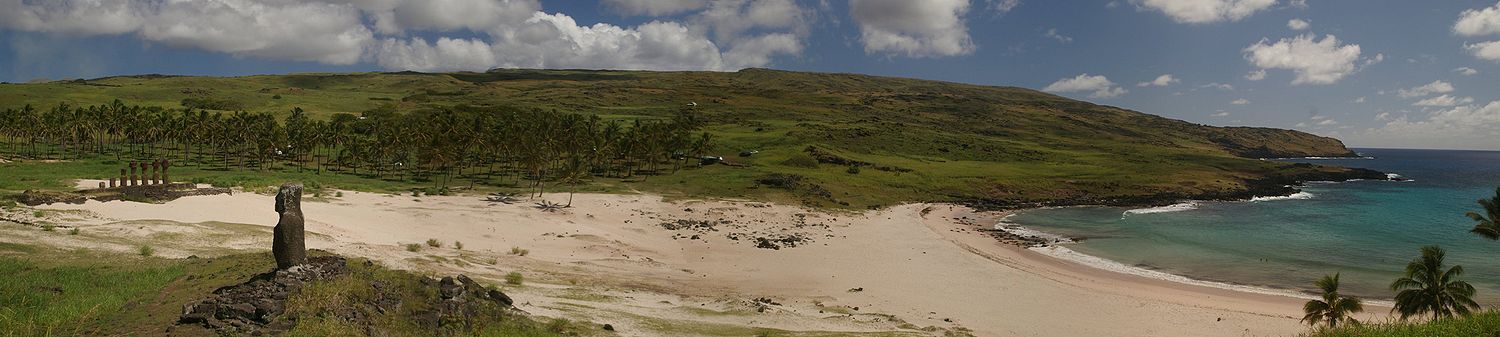 Panorama de la playa de Anakena. El moái de la fotografía fue el primero en ser reerigido sobre su ahu en 1955 por habitantes de la isla utilizando el método original.