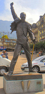 Freddy Mercury statue in Montreux.jpg