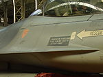 Extensión del borde de ataque en el lado derecho de un F-16.