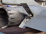 Aerofreno de aleta doble del lado derecho en un F-16.