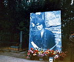 Viktor Tsoi grave 1992 08.jpg