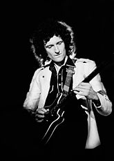 Brian May aportó con la guitarra eléctrica en «Yoü and I».