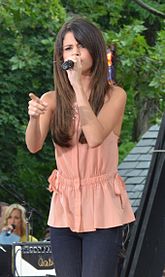 Selena Gomez cantanto Love You Like a Love Song en Good Morning America