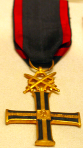 Krzyż Niepodległości z Mieczami.PNG
