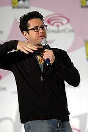 J. J. Abrams hablando en una convención de cómics en San Francisco (febrero de 2006).