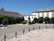 El seminario y el Palacio Episcopal (derecha) visto desde la entrada de la Catedral de Faro.