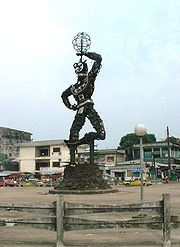 Estatua de la Nueva Libertad, conocida como Ndjoundjou (monstruo).