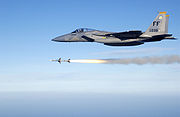 Un F-15C disparando un misil AIM-7 Sparrow.
