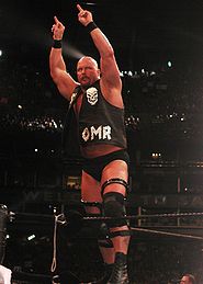 "Stone Cold" Steve Austin, ganador en 1997 y 1998.  Estos tres luchadores son los únicos hasta la fecha en obtener este premio más de una vez.