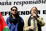 Carmelo Gómez (izda.) y Juanjo Puigcorbé (dcha.) en un acto en apoyo del pueblo saharaui en Madrid, el 21 de abril de 2007.