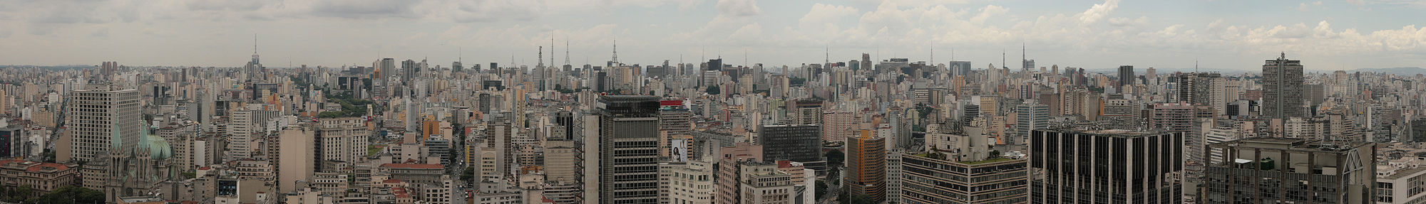 Vista panorámica de la parte sur de la Zona Central de São Paulo desde el mirador publico del Edificio Altino Arantes.