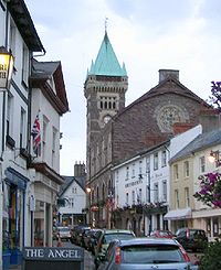 Centro de la localidad de Abergavenny, con el Salón del Mercado y la torre del reloj