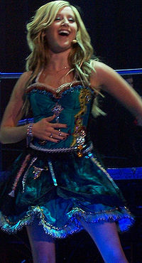 Ashley Tisdale Ashley Tisdale presentando en vivo la canción "Headstrong" de su álbum debut del mismo nombre.
