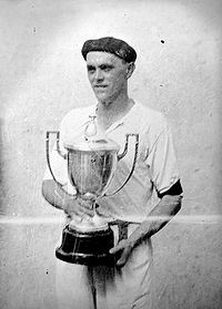 Atano III con la copa de campeón de 1946 en el frontón Astelena de Eibar