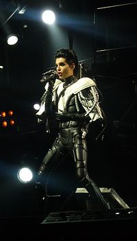 Bill Kaulitz cantando en un show durante la gira.