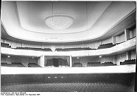 Bundesarchiv Bild 183-35145-0004, Berlin, Friedrichstraße, Metropol Theater, Zuschauerraum.jpg