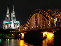 El puente Hohenzollern, sobre el Rin. Al fondo, la catedral de Colonia