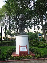 Estatua en honor a Xavier López, mejor conocido como "Chabelo" en la "El jardín de los grandes valores" de la Ciudad de México realizada por Oscar Ponzanelli.